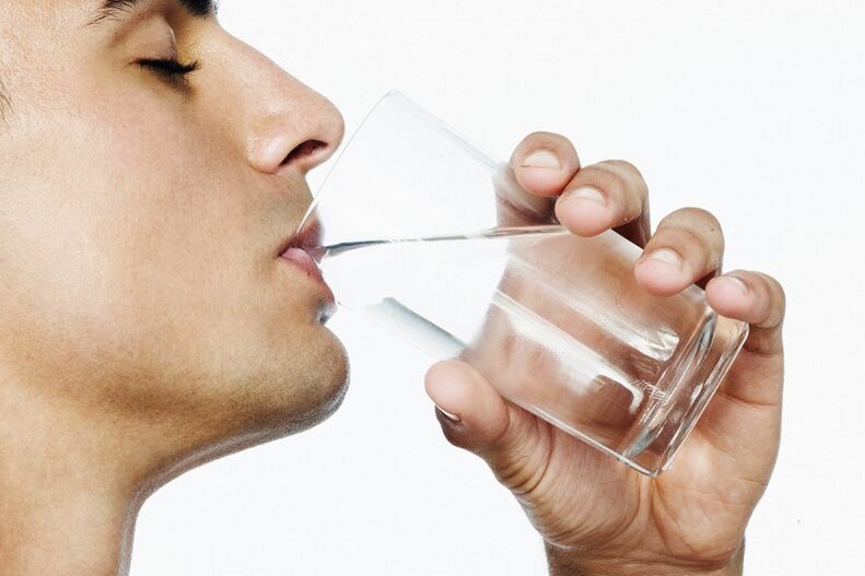 мъж пие 7 кг вода за отслабване на седмица