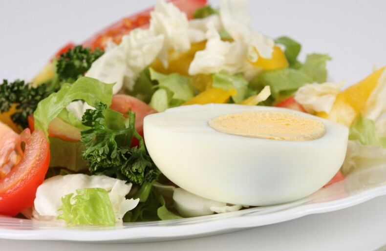 Салата от пресни зеленчуци с варено яйце в диетичното меню на Маги