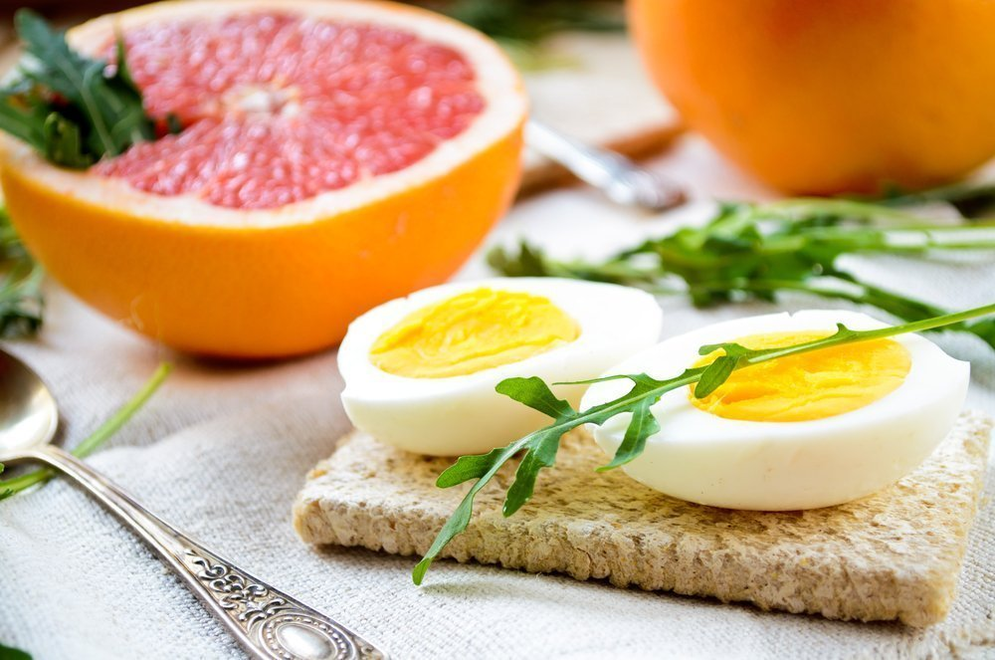 Твърдо сварено яйце и половин грейпфрут е стандартната закуска за първите седмици от диетата на Маги. 