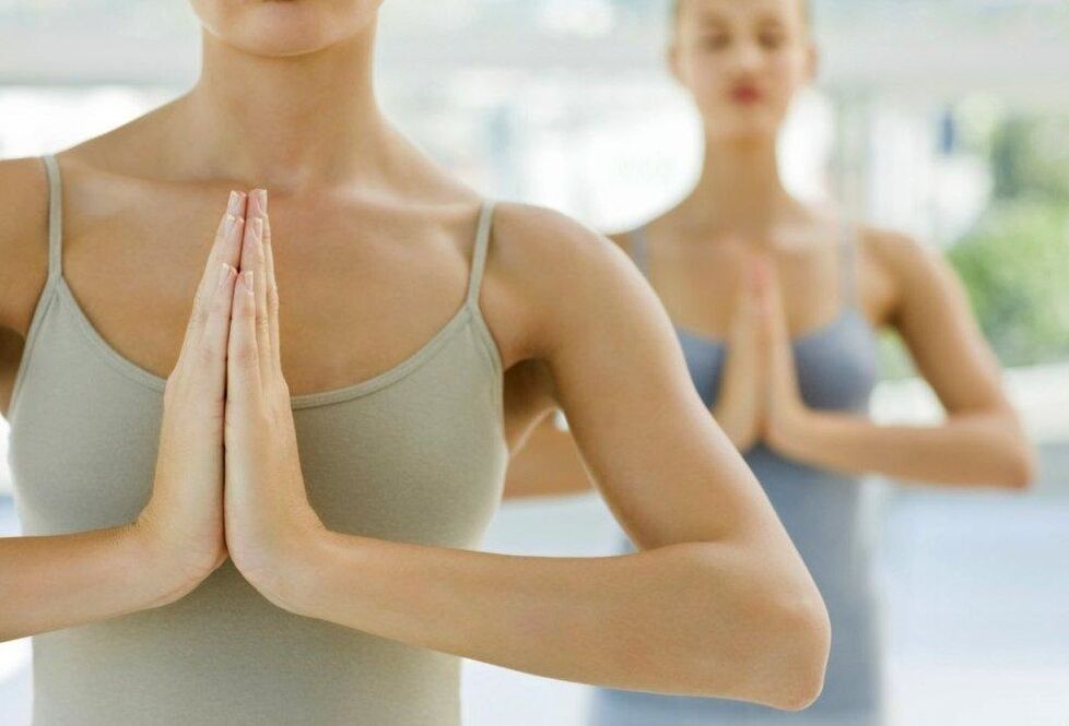 момичета, които правят йога за отслабване