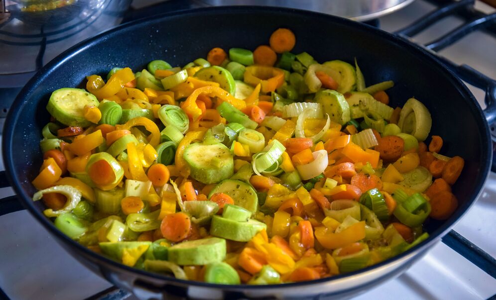 Задушените зеленчуци са здравословна храна, богата на фибри. 
